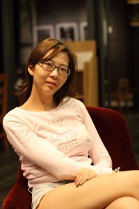 戴眼镜的已婚小美女在星巴克秀修长大腿