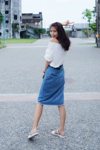 CC姐穿开叉牛仔裙外拍在水边把鞋也脱掉了