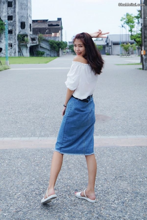 CC姐穿开叉牛仔裙外拍在水边把鞋也脱掉了[第33张/共41张]