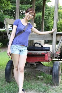 文质彬彬的气质女人光腿外拍