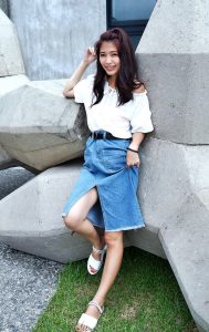 CC姐穿开叉牛仔裙外拍在水边把鞋也脱掉了