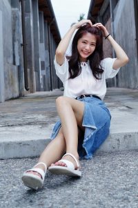 CC姐穿开叉牛仔裙外拍在水边把鞋也脱掉了