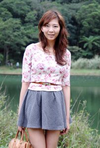 魅力的年轻人妻穿高跟鞋走进大自然