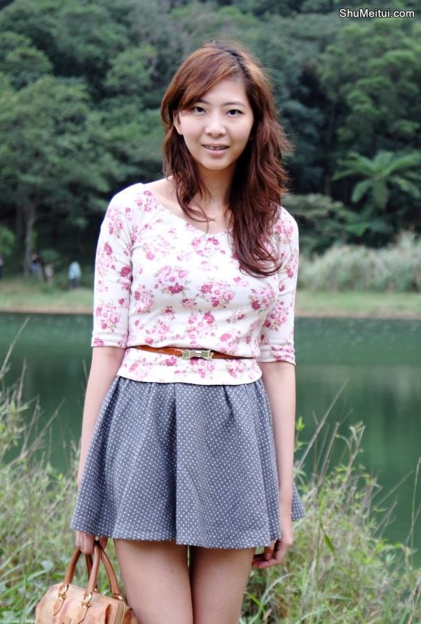 魅力的年轻人妻穿高跟鞋走进大自然[第4张/共8张]