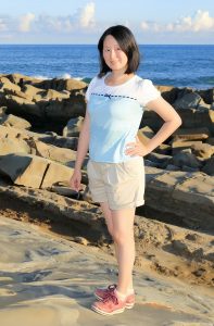 Elin姐在海边时展示光滑白皙的大腿2