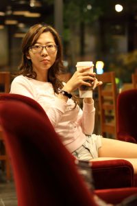 戴眼镜的已婚小美女在星巴克秀修长大腿