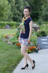 在公园里穿鱼嘴高跟鞋短裤秀白腿的何姐