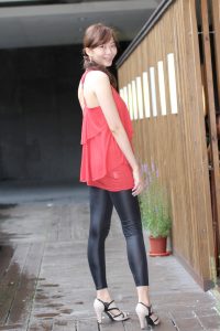 李鸽鸽婚后穿紧身打底裤展示腿部优美线条