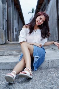 CC姐穿开叉牛仔裙外拍在水边把鞋也脱掉了