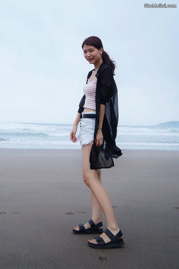 CC姐又再穿超短牛仔短裤秀美腿 不穿高跟鞋太可惜了[第17张/共50张]