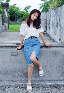 CC姐穿开叉牛仔裙外拍在水边把鞋也脱掉了