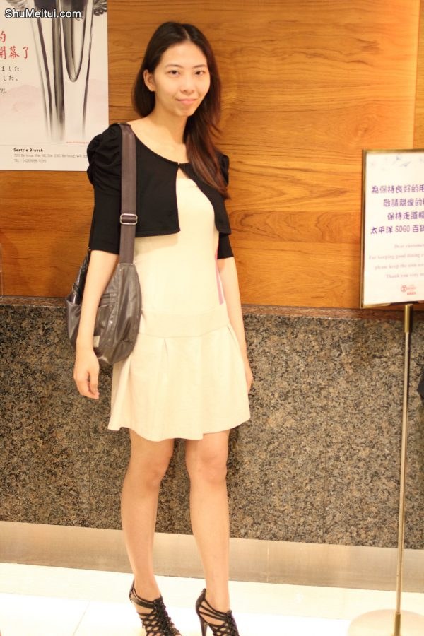 美腿的人妻出去逛街时先拍照[第1张/共5张]