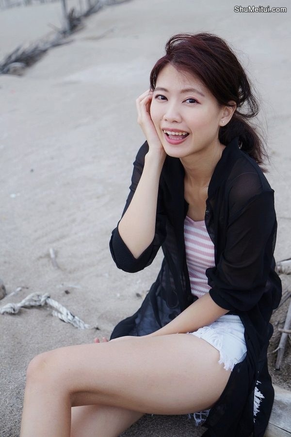 CC姐又再穿超短牛仔短裤秀美腿 不穿高跟鞋太可惜了[第12张/共50张]