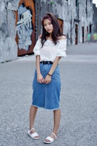 CC姐穿开叉牛仔裙外拍在水边把鞋也脱掉了