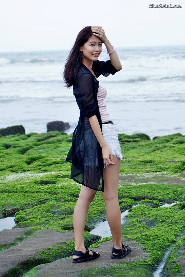 CC姐又再穿超短牛仔短裤秀美腿 不穿高跟鞋太可惜了[第24张/共50张]