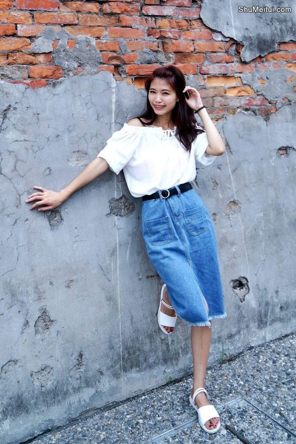 CC姐穿开叉牛仔裙外拍在水边把鞋也脱掉了[第26张/共41张]