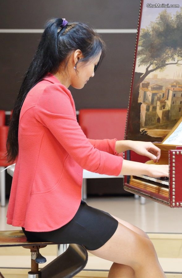 在钢琴边翘腿准备表演的演奏家[第6张/共6张]