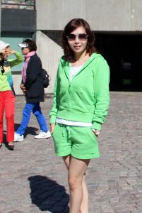 知风在赫尔辛基的蓝天白云下展示美好身材