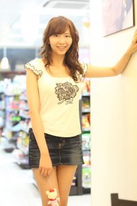 已婚成熟美女坐在餐椅上大腿交叉生活照