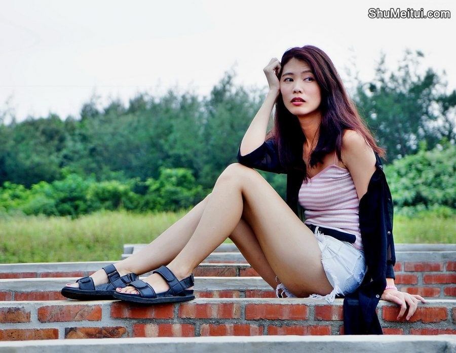 CC姐又再穿超短牛仔短裤秀美腿 不穿高跟鞋太可惜了[第29张/共50张]