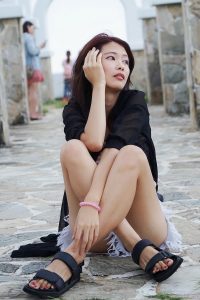 CC姐又再穿超短牛仔短裤秀美腿 不穿高跟鞋太可惜了