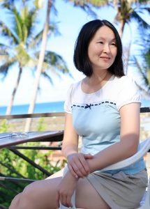 Elin姐在海边时展示光滑白皙的大腿2