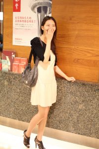 美腿的人妻出去逛街时先拍照