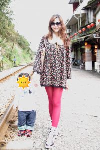 腿上穿了粉红色丝袜的美妇出门游玩