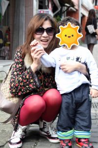 腿上穿了粉红色丝袜的美妇出门游玩