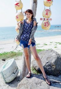 CC姐在海边修长玉腿简直太完美