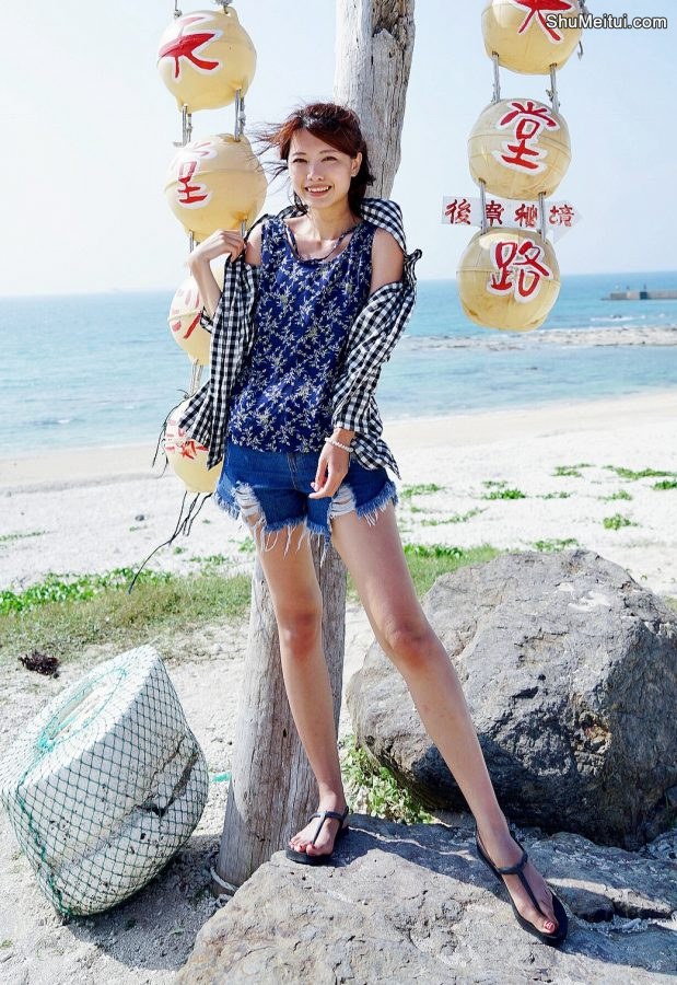 CC姐在海边修长玉腿简直太完美[第13张/共14张]