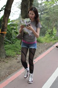 轻熟女姐姐穿条纹丝袜配运动鞋外出