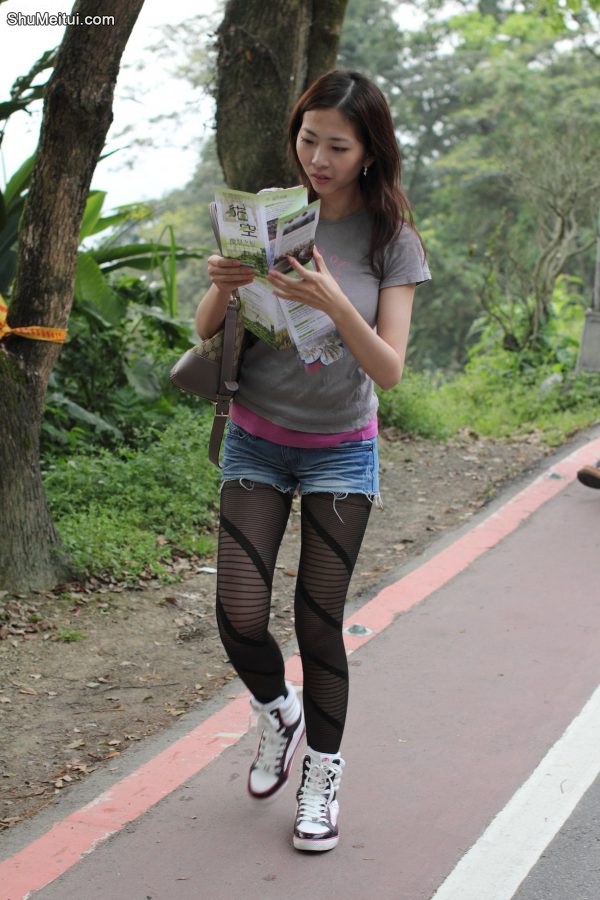 轻熟女姐姐穿条纹丝袜配运动鞋外出[第1张/共10张]