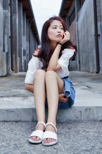 CC姐穿开叉牛仔裙外拍在水边把鞋也脱掉了