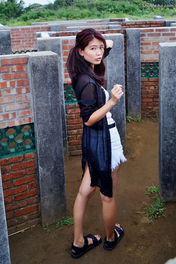 CC姐又再穿超短牛仔短裤秀美腿 不穿高跟鞋太可惜了[第43张/共50张]