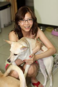 李鸽鸽在家穿短裤拖鞋和二哈拍合照