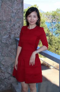 气质美姐穿肉丝短靴在一片湖光山色中拍照片