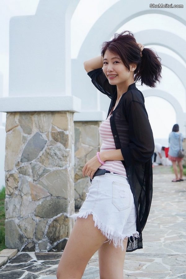 CC姐又再穿超短牛仔短裤秀美腿 不穿高跟鞋太可惜了[第7张/共50张]