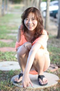 长腿美妇穿热裤在小树林里拍照片