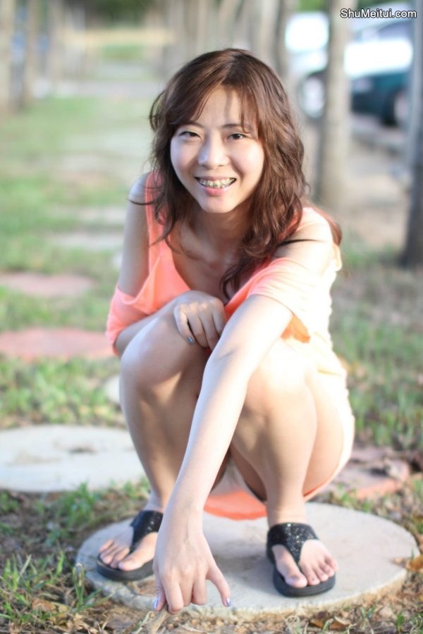 长腿美妇穿热裤在小树林里拍照片[第2张/共3张]