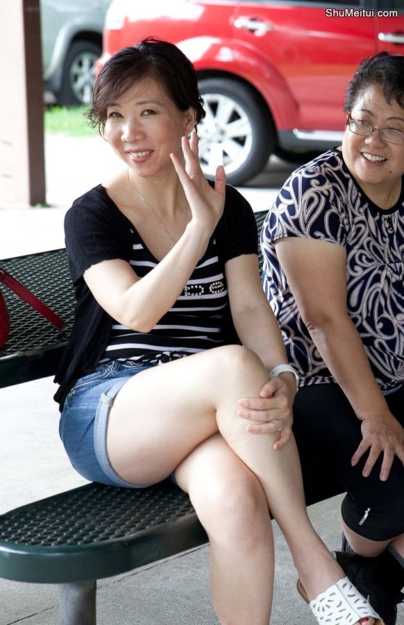 拍一名穿牛仔热裤的气质熟女[第1张/共3张]