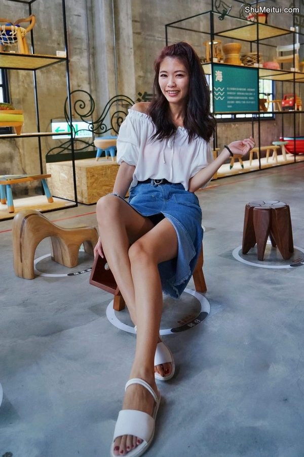 CC姐穿开叉牛仔裙外拍在水边把鞋也脱掉了[第32张/共41张]