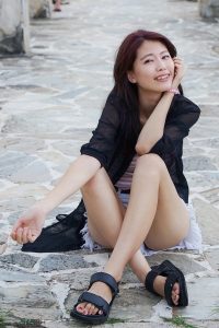 CC姐又再穿超短牛仔短裤秀美腿 不穿高跟鞋太可惜了