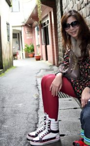 腿上穿了粉红色丝袜的美妇出门游玩