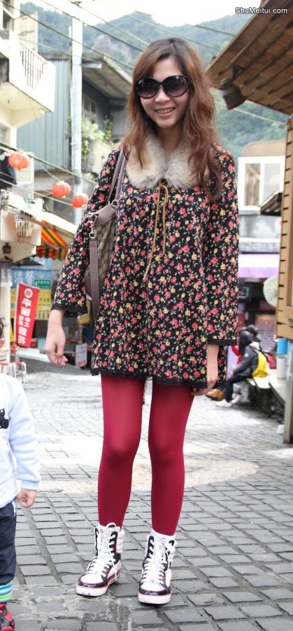 腿上穿了粉红色丝袜的美妇出门游玩[第1张/共11张]