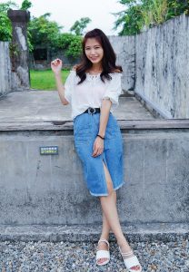 CC姐穿开叉牛仔裙外拍在水边把鞋也脱掉了