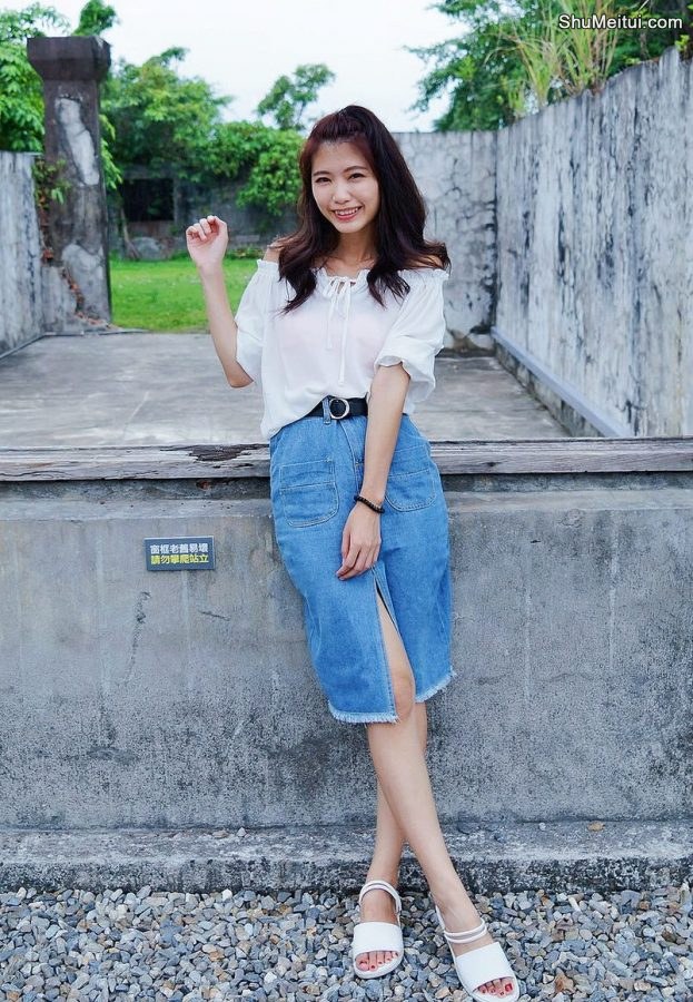 CC姐穿开叉牛仔裙外拍在水边把鞋也脱掉了[第36张/共41张]