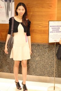 美腿的人妻出去逛街时先拍照