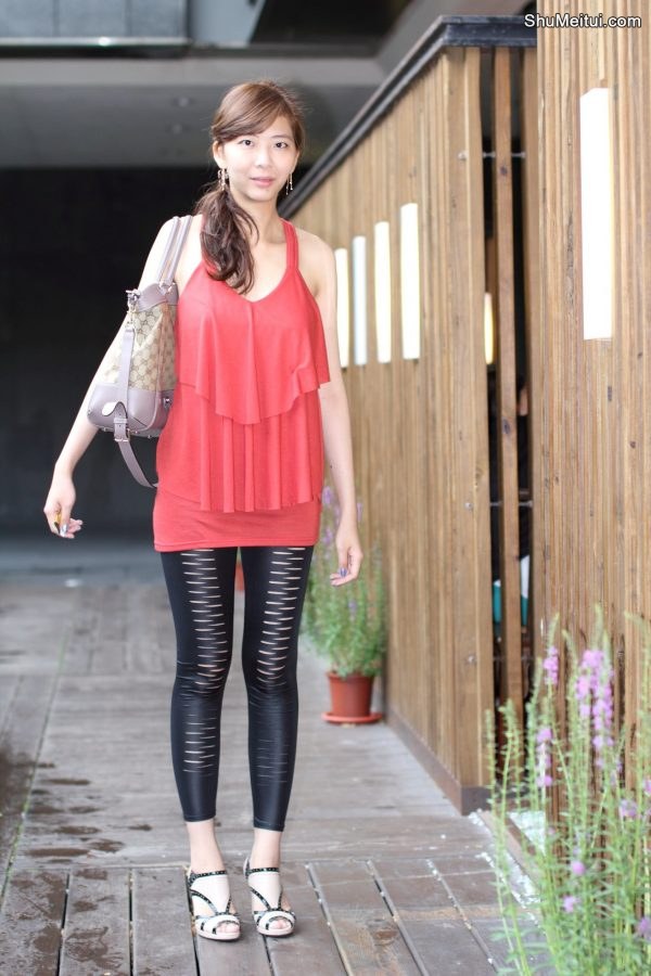 李鸽鸽婚后穿紧身打底裤展示腿部优美线条[第1张/共17张]