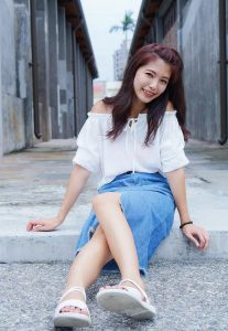 CC姐穿开叉牛仔裙外拍在水边把鞋也脱掉了